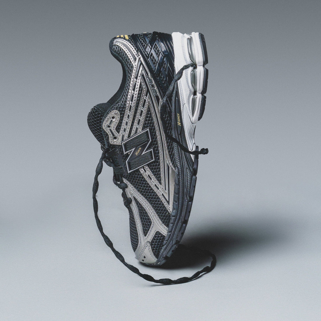 U1906 "Black/Silver